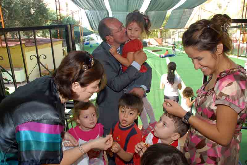 Başkan'dan çocuklara ziyaret