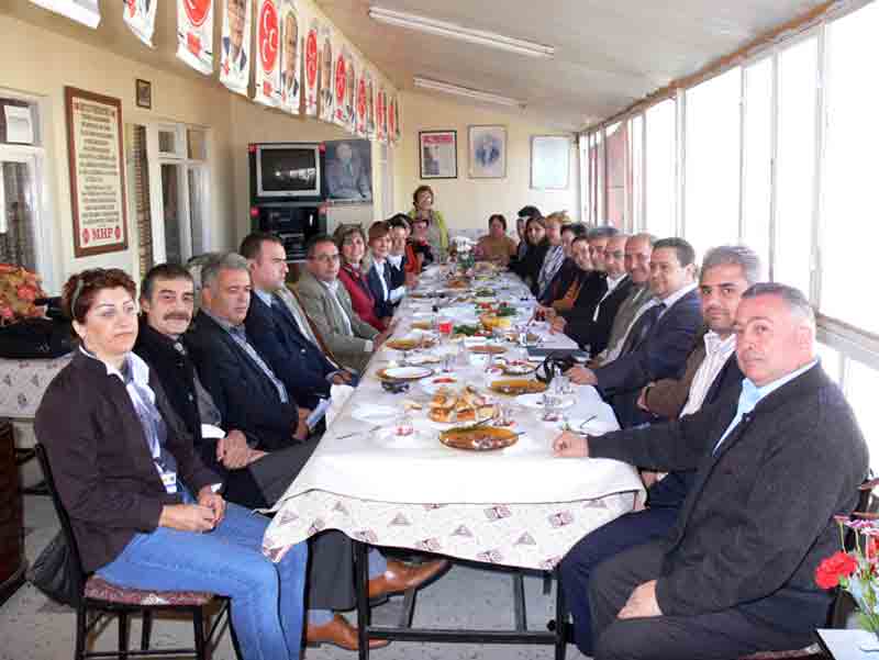 MHP Söke Kadın Kolları sabah kahvaltısını basınla yaptı