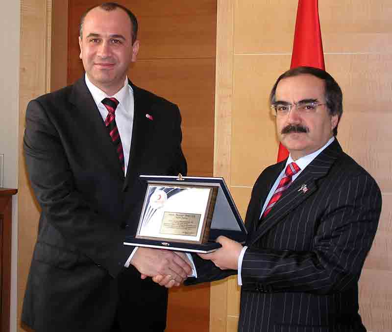 KIZILAYDAN VALİ'YE PLAKET