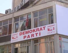 Aydın’da DYP ve ANAP tabelalarını değiştirdi