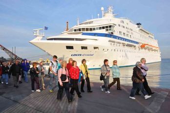 Kuşadasına Yunan bayraklı gemiyle bin turist geldi