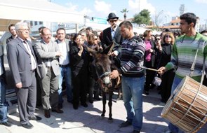 Liman için eşekli eylem yaptılar