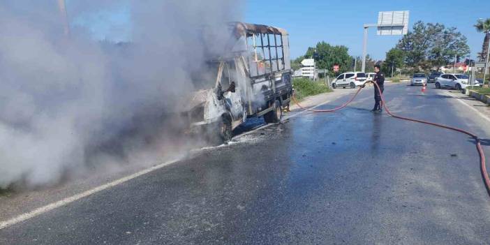 Seyir halindeki çarşaf yüklü kamyonet alev topuna döndü