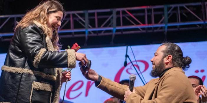 KUŞADASI’NDA SEVGİLİLER GÜNÜ EVLENME TEKLİFİYLE TAÇLANDI