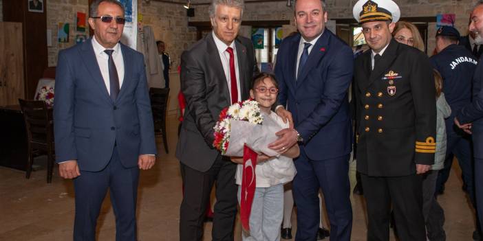 İBRAMAKİ MİNİK SANATÇILARIN RESİMLERİNE EV SAHİPLİĞİ YAPTI