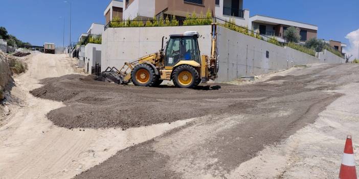 KUŞADASI BELEDİYESİ YOL YAPIM ÇALIŞMALARINA ARALIKSIZ DEVAM EDİYOR