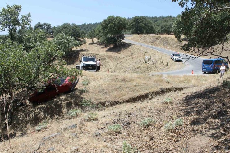 Otomobil yoldan çıkıp ağaca çarptı: 3 yaralı