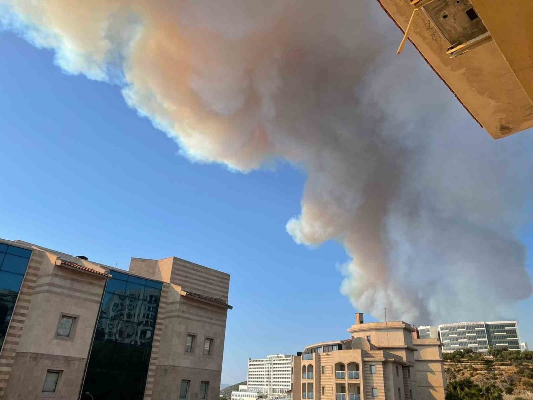 İzmir’deki orman yangını Kuşadası’nı duman bulutuna boğdu