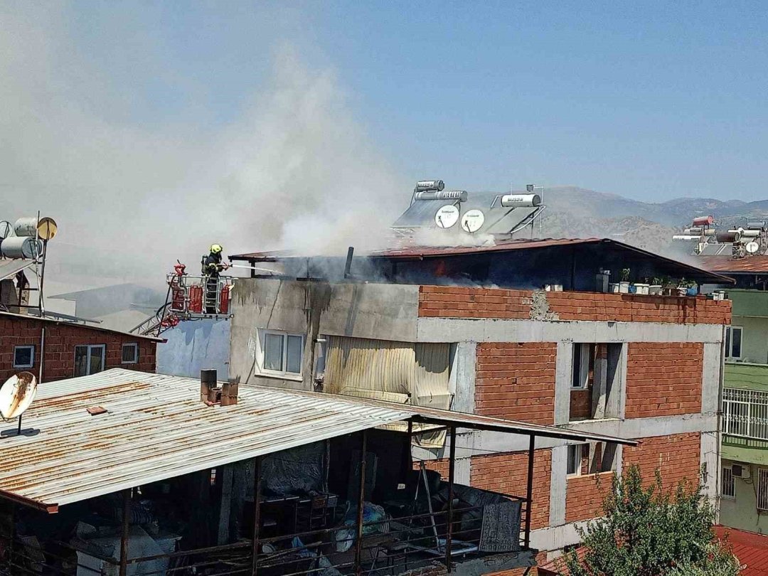 Saniyeler içinde koskoca çatı alevlere teslim oldu