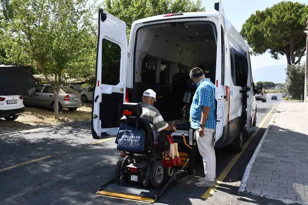 Kuşadası Belediyesi’nden engelli vatandaşlara ulaşım desteği