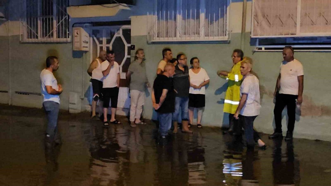 Başkan Tetik, su baskını olan mahallelerde incelemelerde bulundu