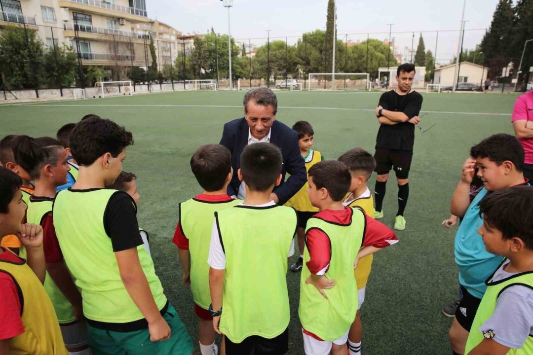 Başkan Yetişkin geleceğin futbolcularıyla buluştu