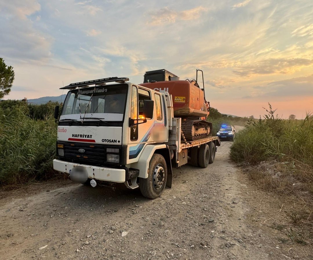 İş makinesi ile kaçak kazı yaparken suçüstü yakalandılar