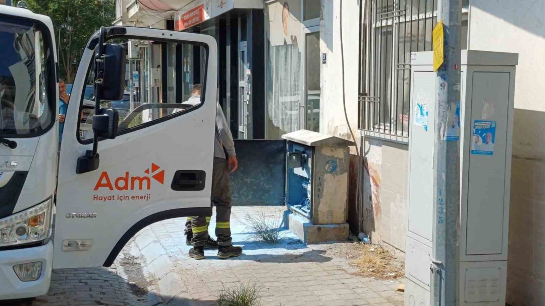 Elektrik trafosu Aydın sıcağına dayanamadı: Yangın büyümeden söndürüldü