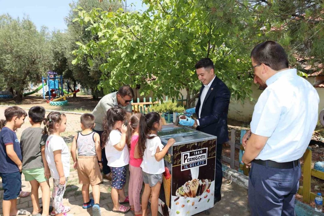 Kaymakam Gündoğdu’dan öğrencilere dondurma