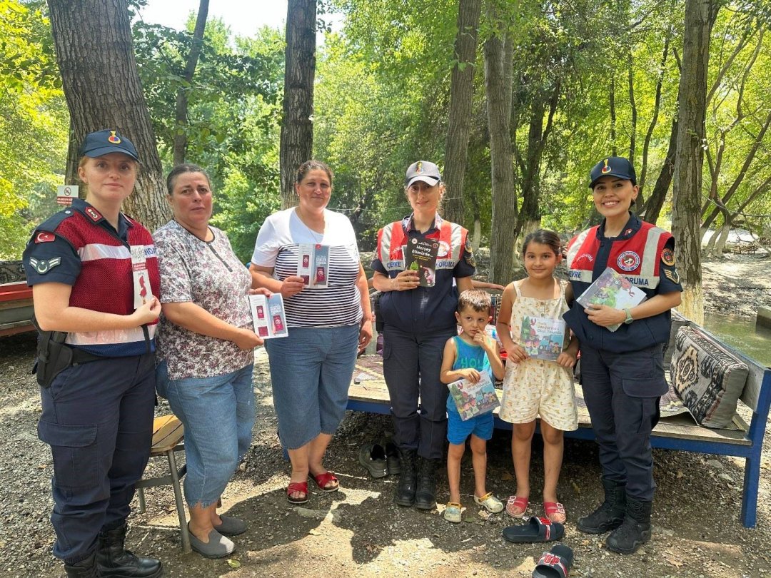 Jandarma yangınlara dikkat çekti, vatandaşları bilgilendirdi