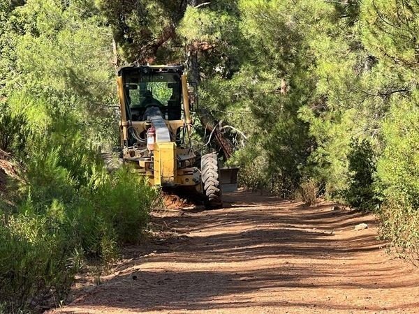 Karacasu’da bozuk orman yollarında düzenleme çalışmaları gerçekleştiriliyor