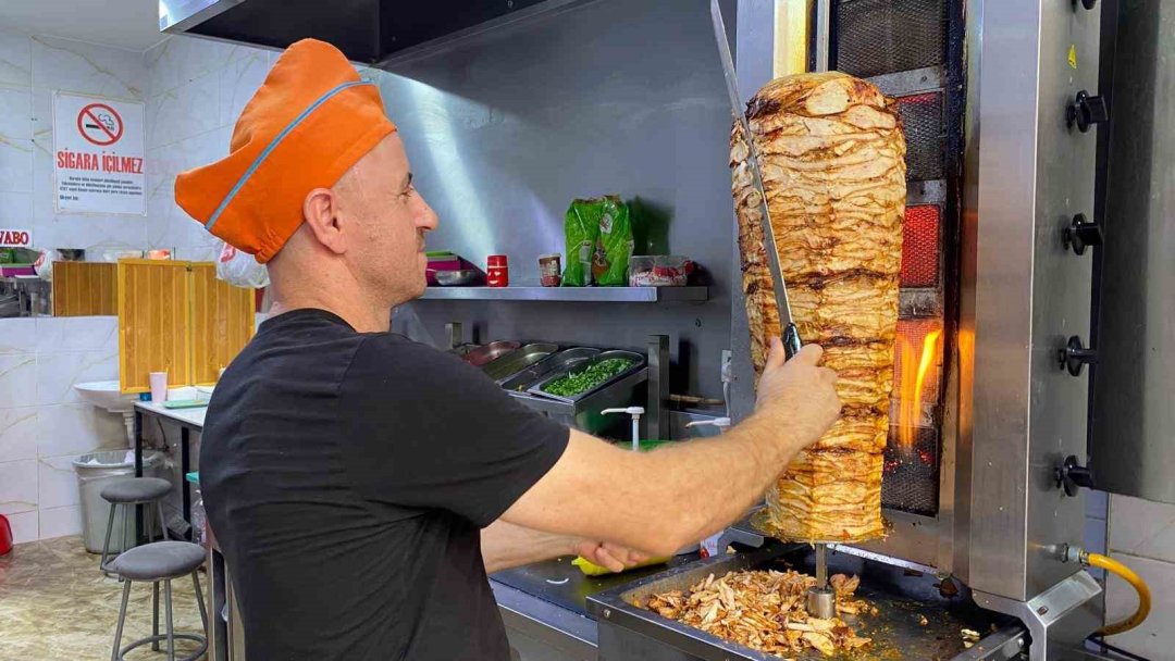 Aydın’da kavurucu sıcakta döner ustalarının zorlu mesaisi