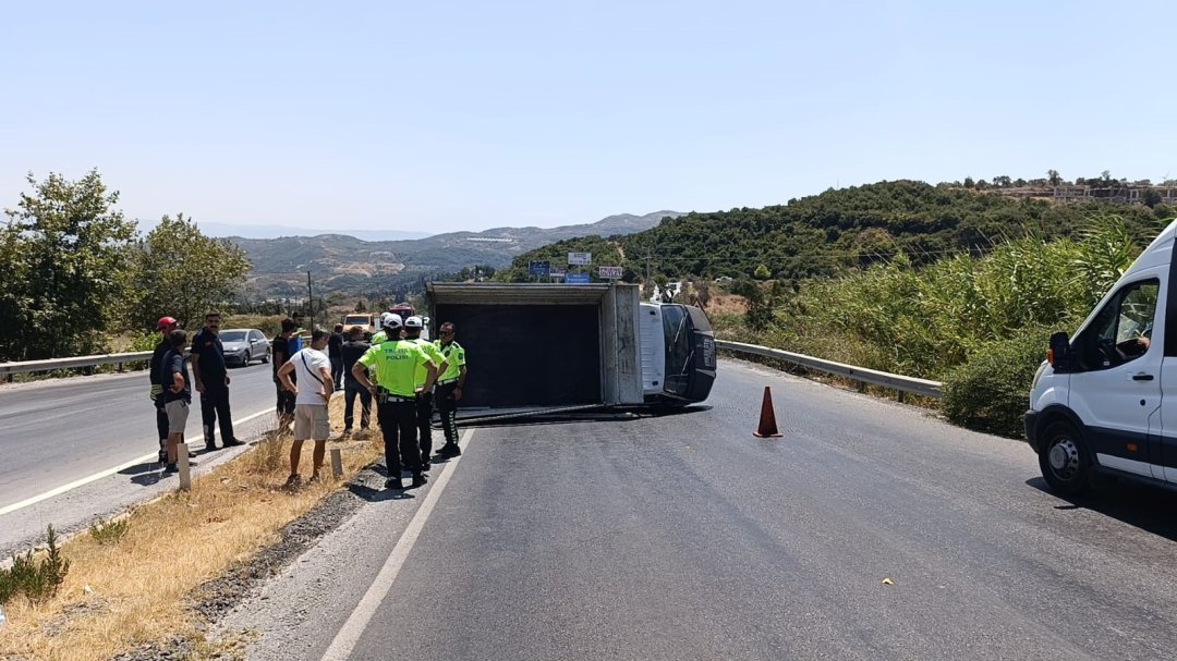 Söke’deki kazada iki araç devrildi: 4 yaralı