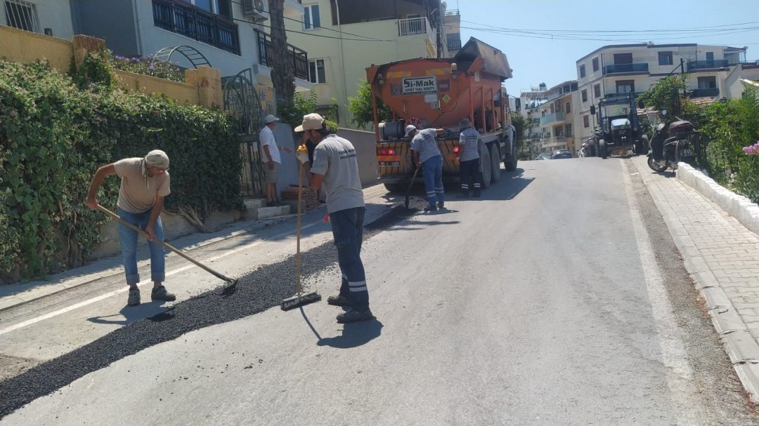 Kuşadası’nda yol yapım ve bakım çalışmaları sürüyor