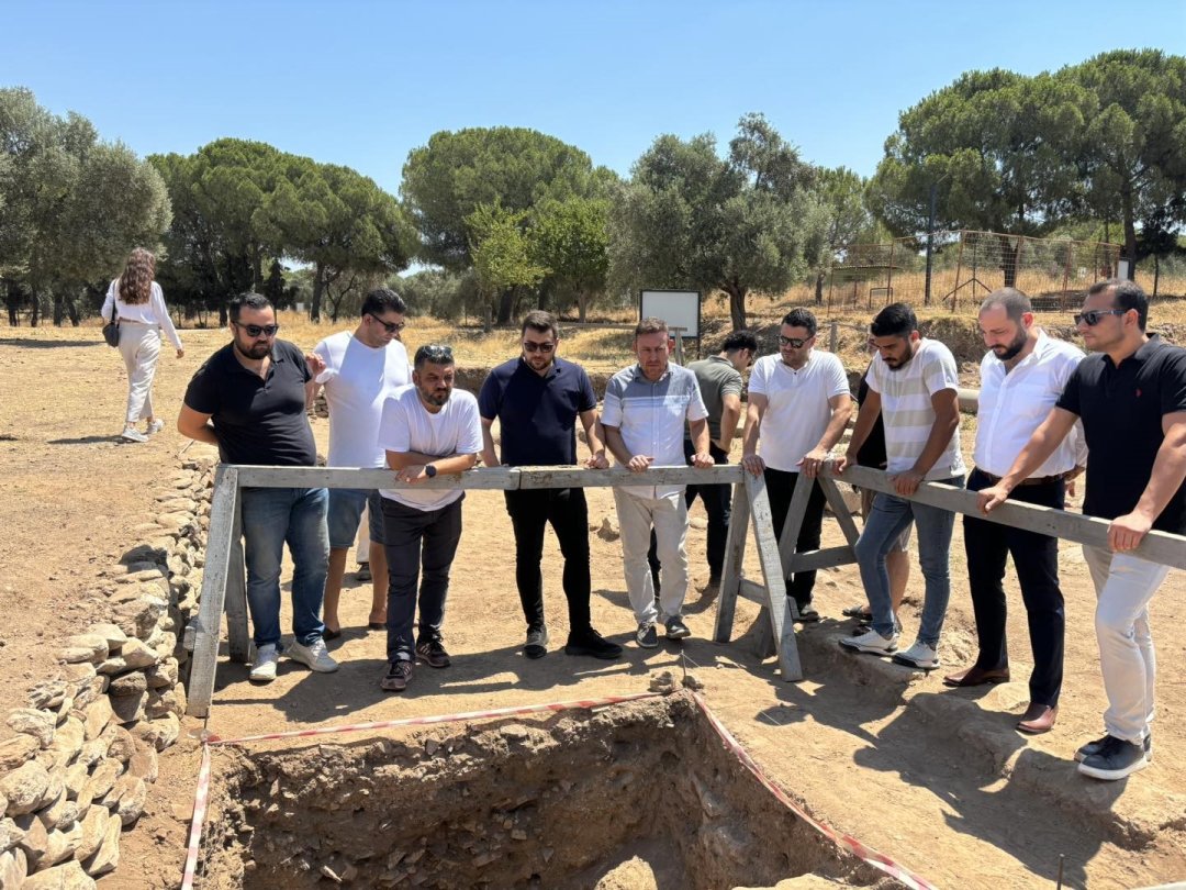 Tralles’te 44 derece sıcakta tarihi kazı yapan ekibe teşekkür yemeği