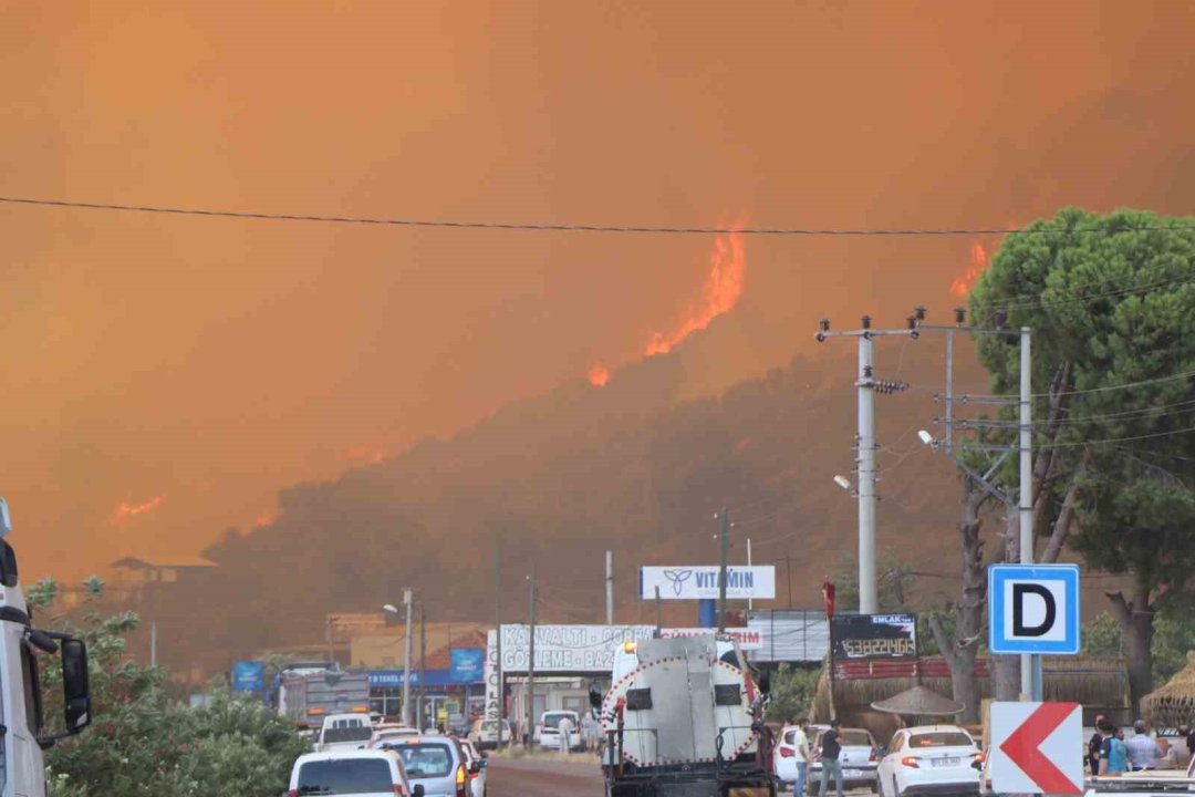 Dağ taş yandı, Türk bayrağı alevlerden korundu