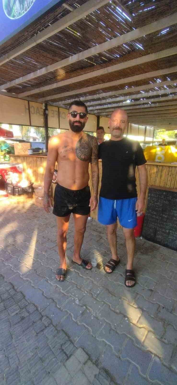 Galatasaraylı oyuncu Kerem Demirbay Kuşadası’nda tatilde