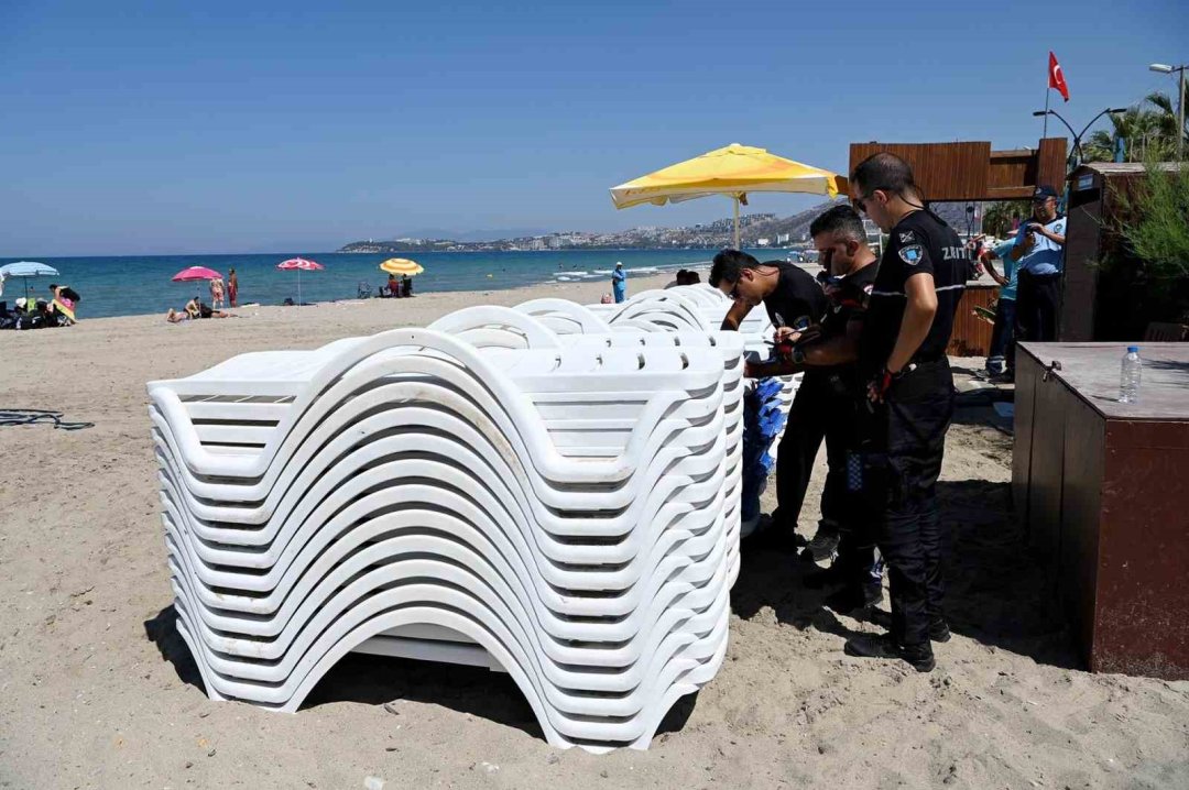 Kuşadası’nda zabıtadan şezlong ve şemsiye denetimi