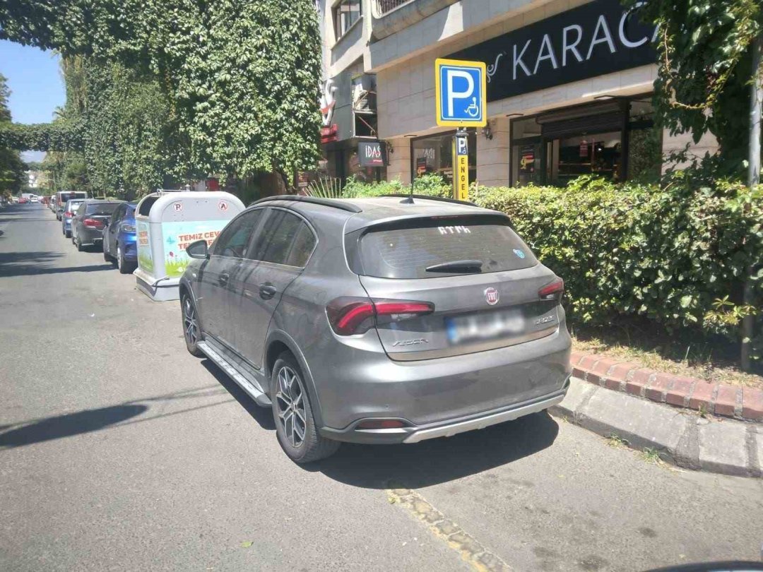 Trafik ekipleri, engellilere engel olan sürücüleri affetmedi