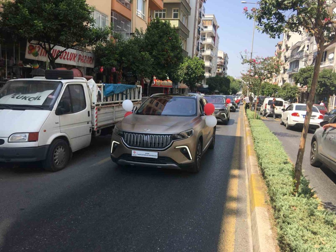 Sünnet çocukları TOGG ile şehir turu attı