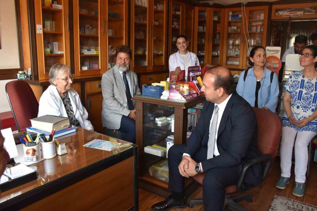 İl Sağlık Müdürü Şenkul, mesleğinde 50 yılını dolduran eczacıyı onurlandırdı