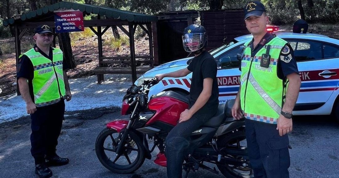 Karacasu’da trafik timleri kask kullanımını teşvik etmek için kask dağıttı