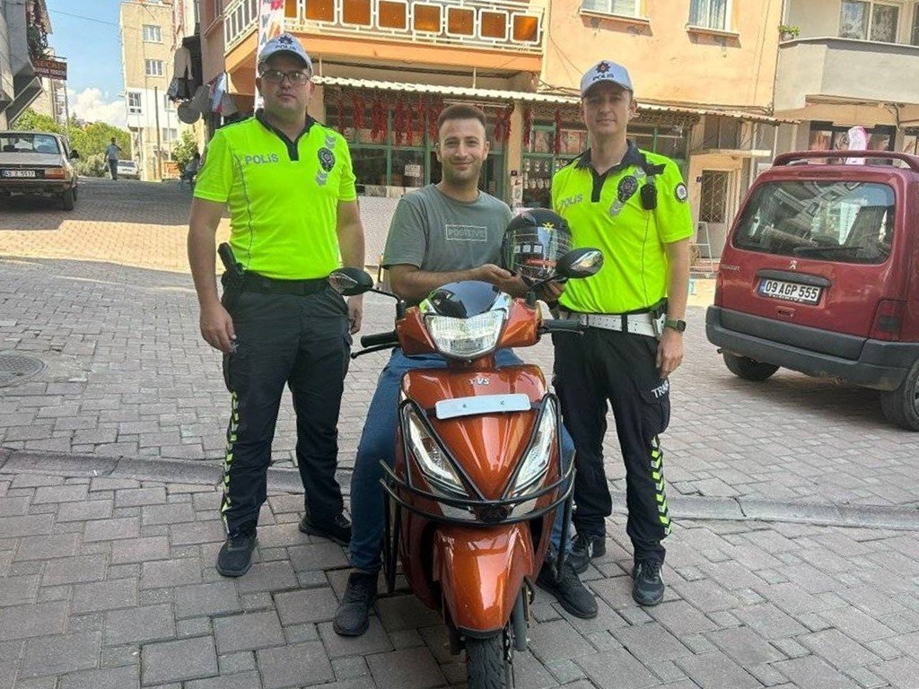 Karacasu’da trafik timleri kask kullanımını teşvik etmek için kask dağıttı