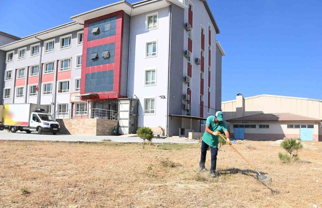 Kuşadası Belediyesi okulları yeni eğitim yılına hazırlamaya devam ediyor