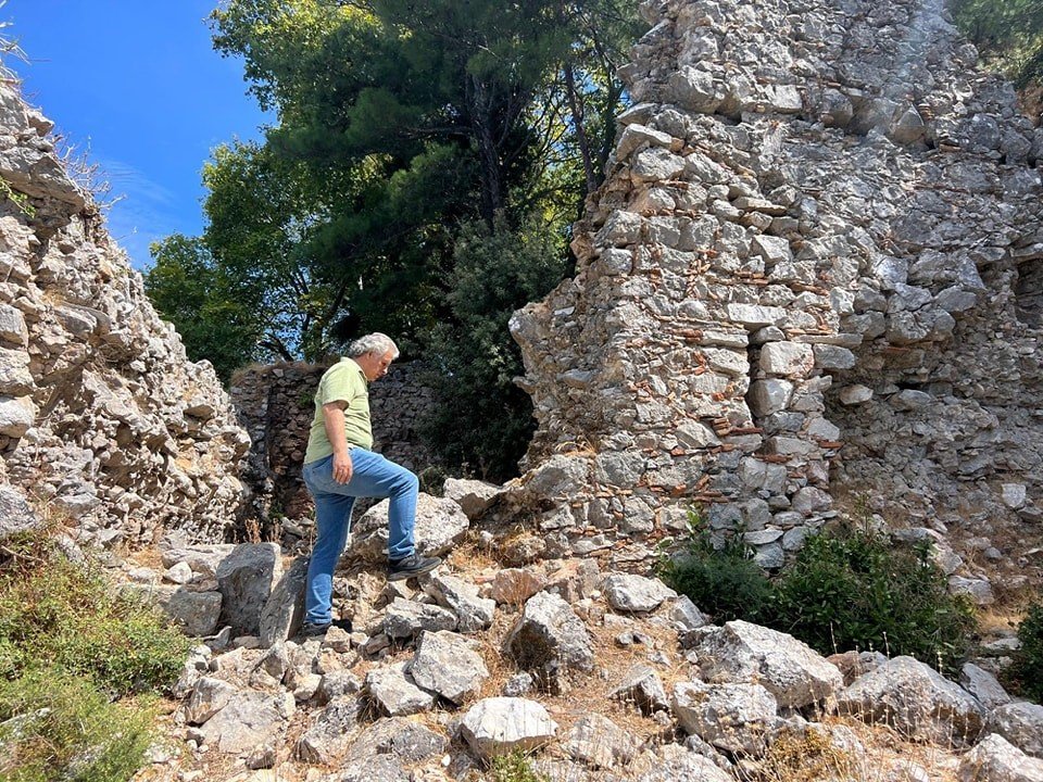 Kaymakam Keklik, zirveye gizlenmiş 900 yıllık manastırı inceledi