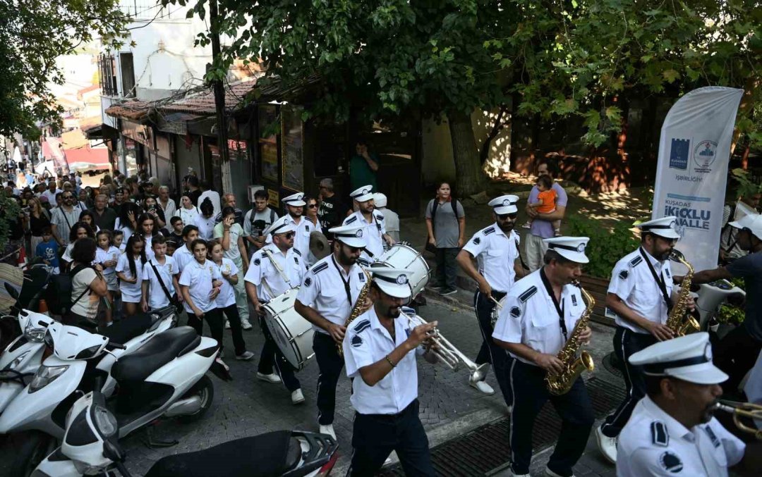 Kuşadası’nda ’İkioklu Şenliği’ başladı