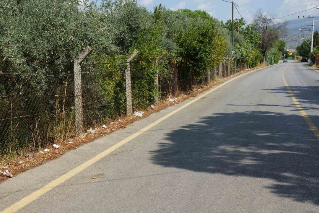 Kızılcaköy Mahallesi’nde yol kenarına atılan çöpler çevreyi kirletiyor