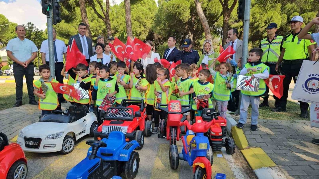 Ana sınıfı öğrencilerinin ilk trafik dersini Kaymakam Kan verdi