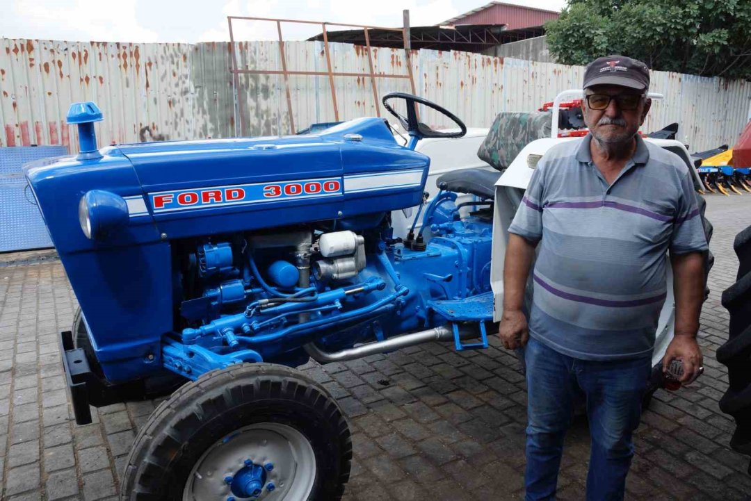 Yarım asırlık traktörüne gözü gibi bakıyor