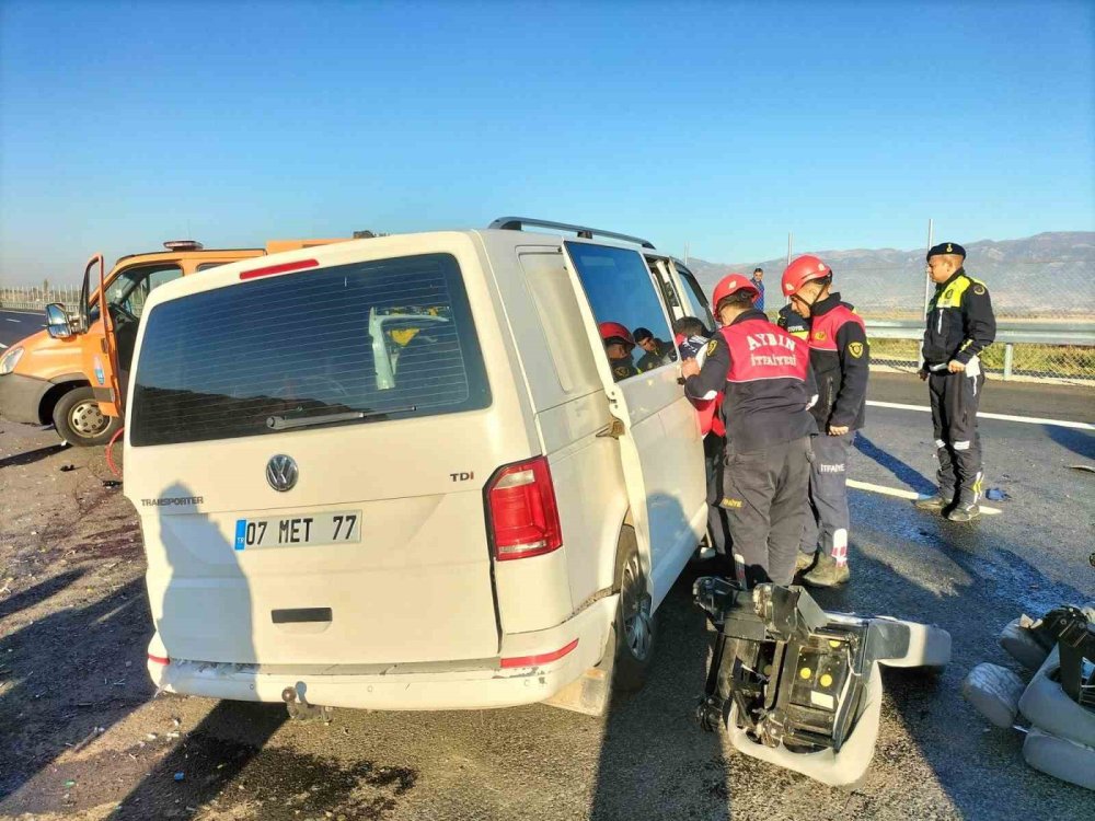 Bariyerlere çarpan ticari araç içerisinde sıkıştı: 1 yaralı