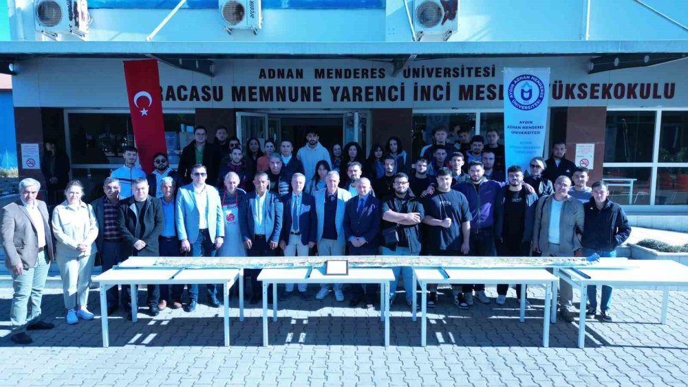 Üniversite heyecanı yaşayan gençlere 6 buçuk metrelik pideyle ‘hoş geldiniz’ dediler