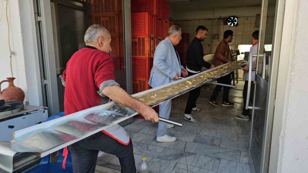 Üniversite heyecanı yaşayan gençlere 6 buçuk metrelik pideyle ‘hoş geldiniz’ dediler