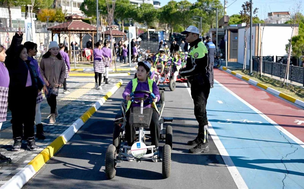 Kuşadası’nda trafik ve eğitim parkı ilk misafirlerini ağırladı