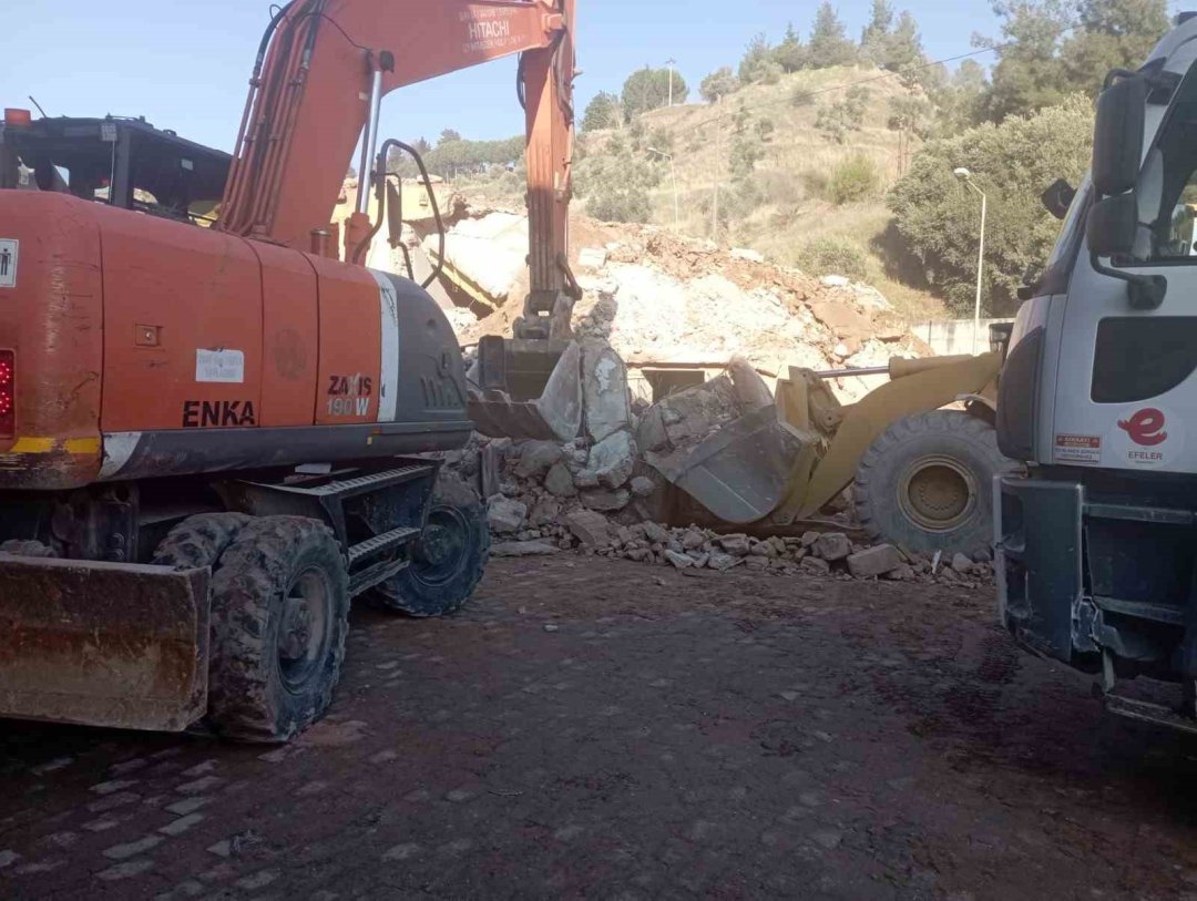 Efeler Belediyesi riskli binaların yıkımına devam ediyor