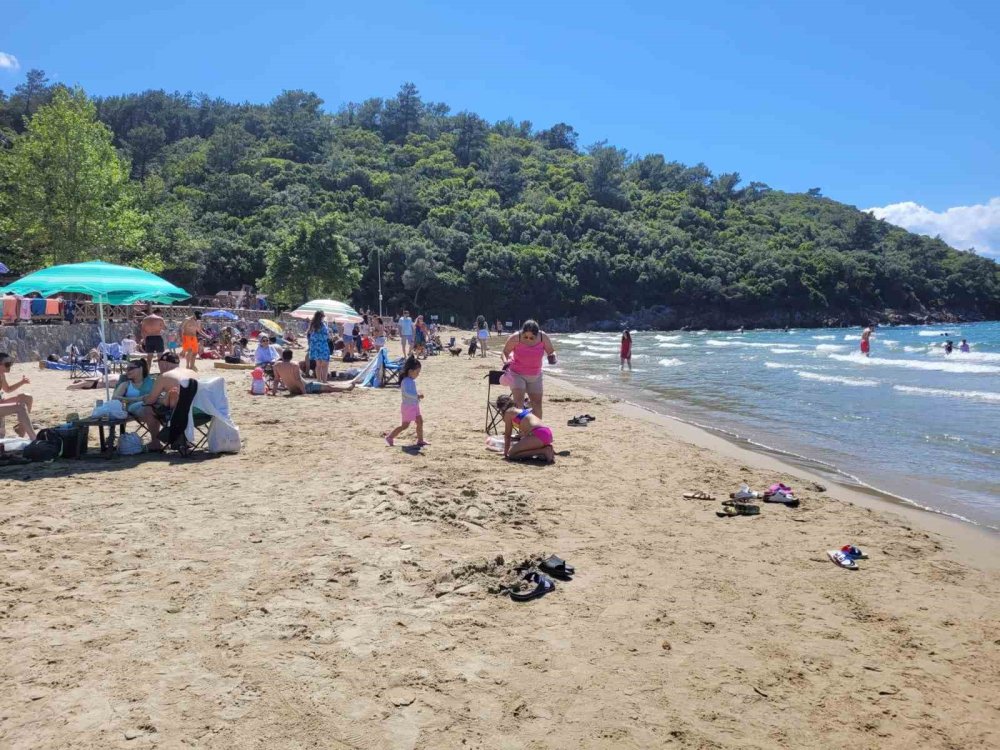 Güneşli hava sahillerini doldurdu