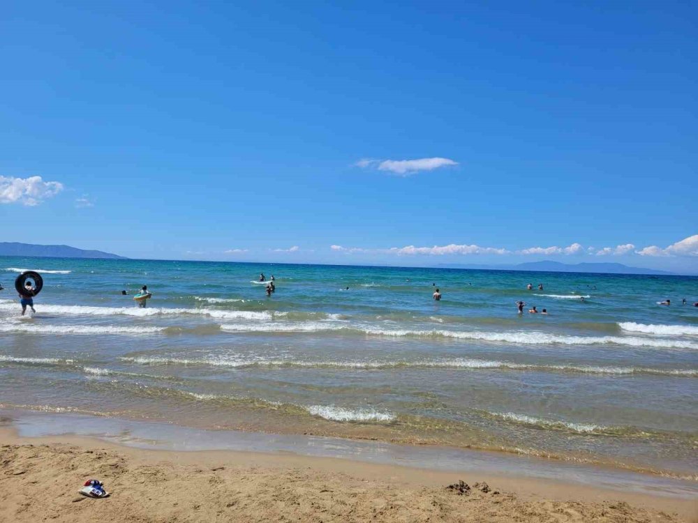 Güneşli hava sahillerini doldurdu