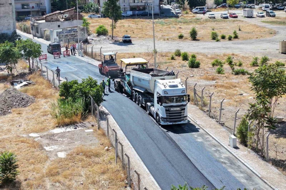 Efeler’de Sıcak Asfalt Çalışmaları Sürüyor