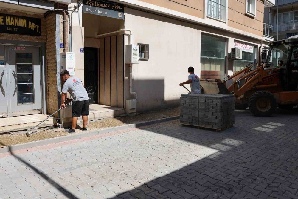 Efeler Belediyesi Yol Yenileme Çalışmalarını Sürdürüyor