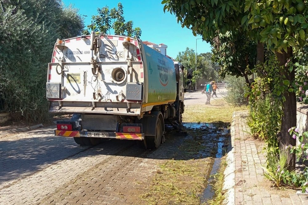 Efeler’de Temizlik Mesaisi Sürüyor