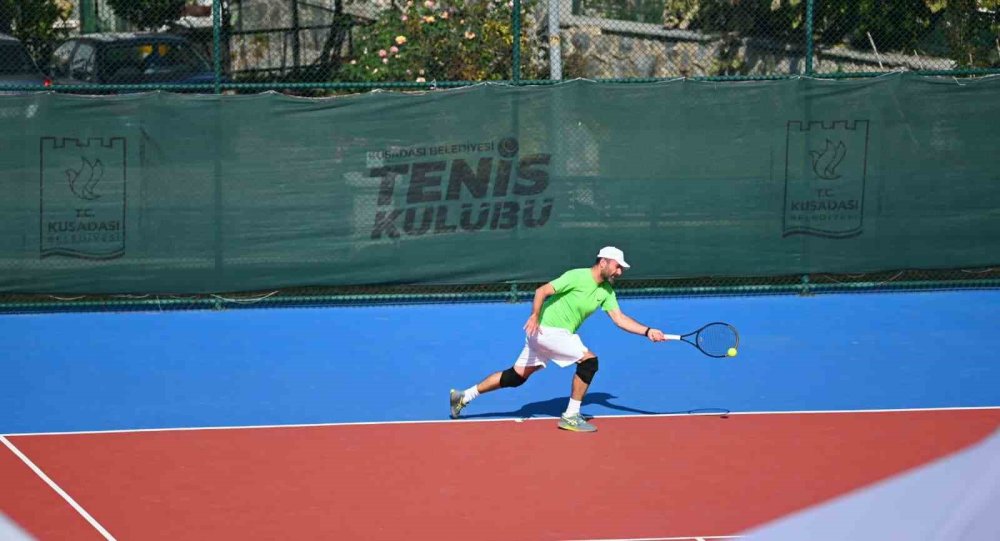 Kuşadası’nda Cumhuriyet Kupası İçin 86 Raket Korta Çıktı
